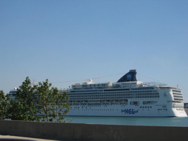 lookhowbigthatshipis.jpg